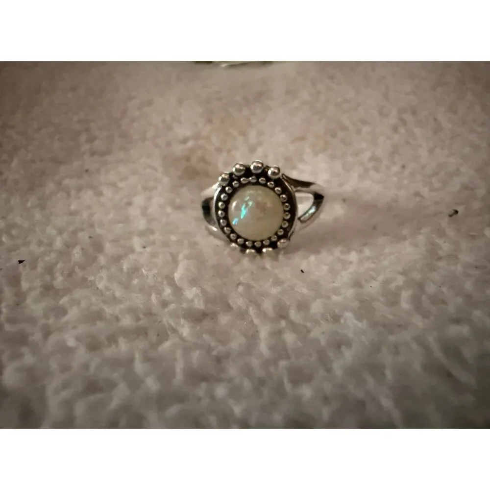 Vintage Silver-Tone Costume Ring with Faux Opal Cabochon – Approx. Size 7-8
